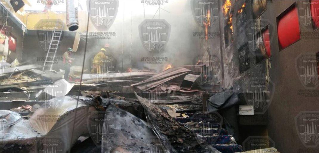 Se incendia el área de cines de Plaza Satélite, Estado de México