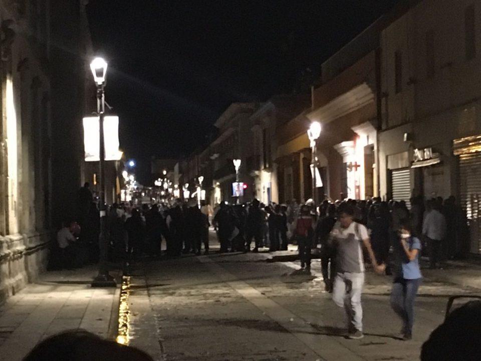Manifestantes se enfrentan con policías de Oaxaca tras intento de tomar la Facultad de Derecho