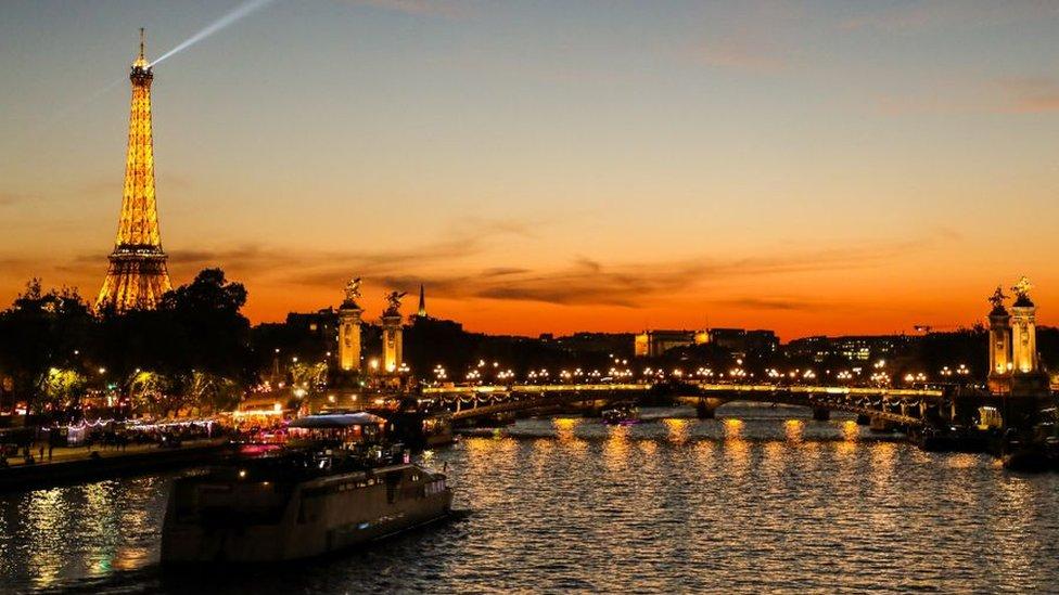 La fascinante historia de cómo Francia creó el sistema métrico decimal y está por redefinir el peso de un kilogramo