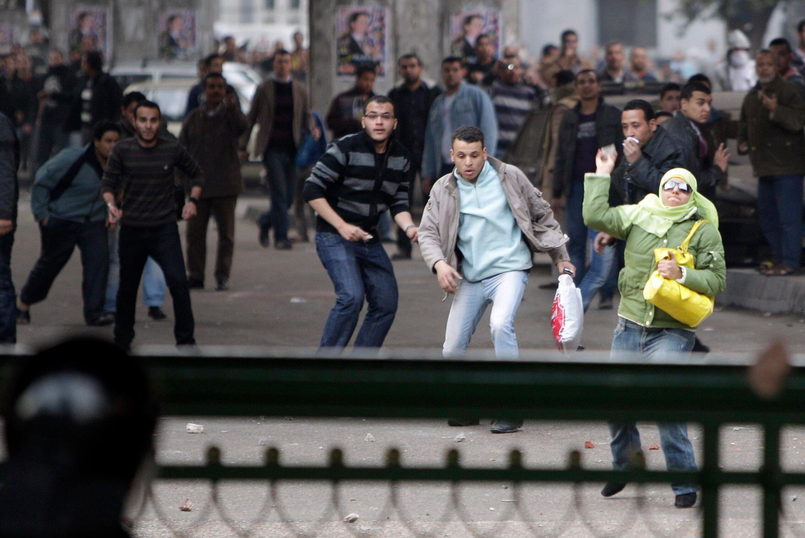 Manifestantes expulsan a policía de plaza de El Cairo