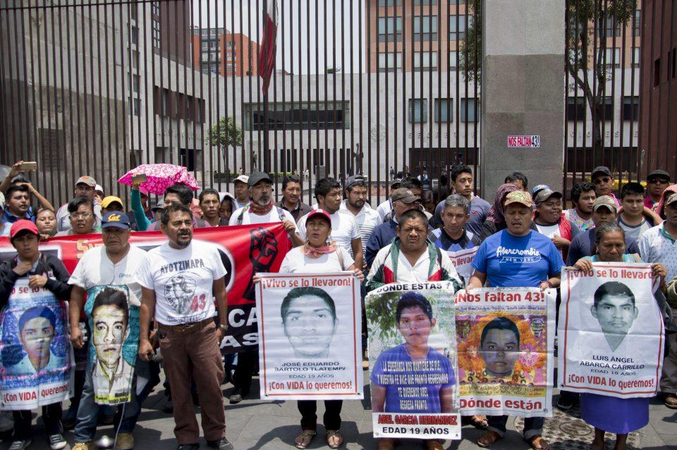 Padres de Ayotzinapa instalan plantón frente a la Cancillería; mañana se reúnen con Gobernación