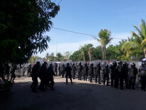 Cuatro policías lesionados en enfrentamiento con maestros de la CNTE en Michoacán