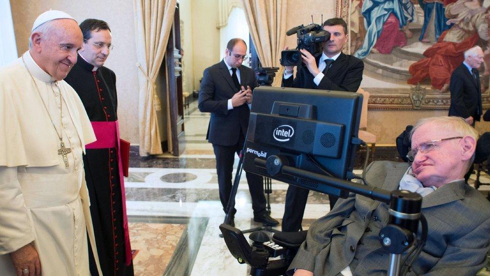 El Dios innecesario: así explicaba Hawking por qué no creía que el universo hubiera sido creado por un ser superior
