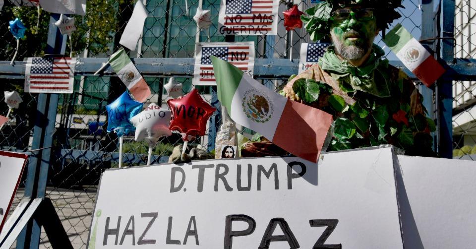 Mexicanos protestan contra Trump (y Peña) en la embajada de EU