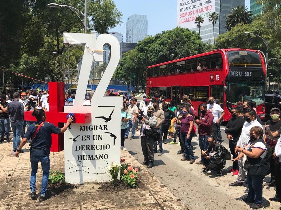 Activistas y familiares colocan antimonumento en recuerdo a las víctimas de la masacre de San Fernando