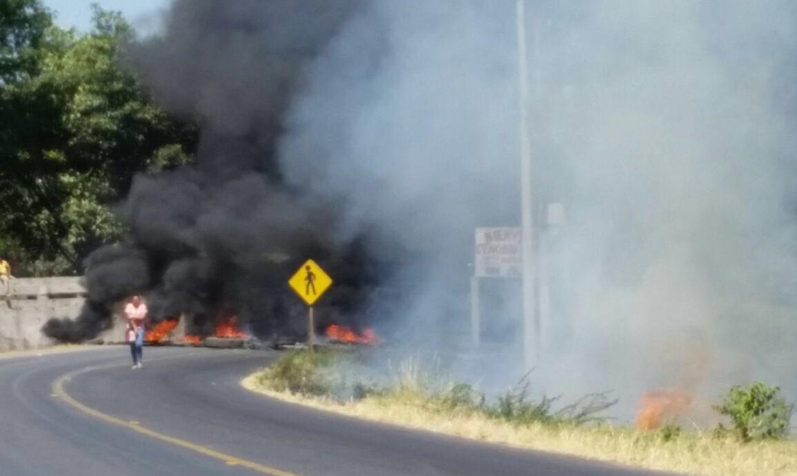 Tercer día violento en Michoacán: autos incendiados, bloqueos y emboscadas en Apatzingán