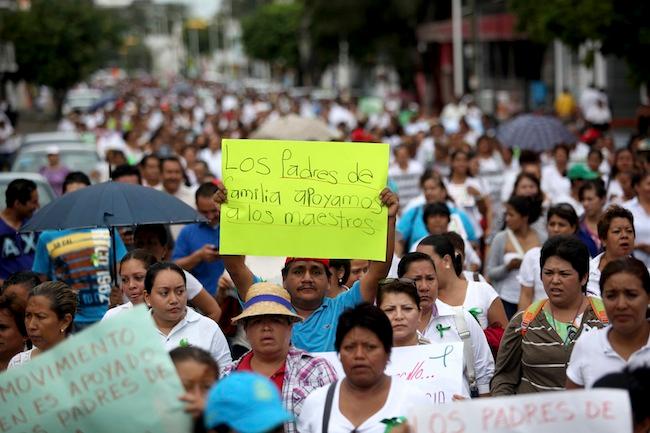 Alista Veracruz reemplazos de maestros con normalistas