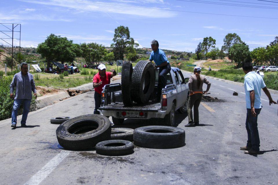 Maestros liberan la autopista México-Oaxaca; siguen los bloqueos carreteros en la zona del Istmo