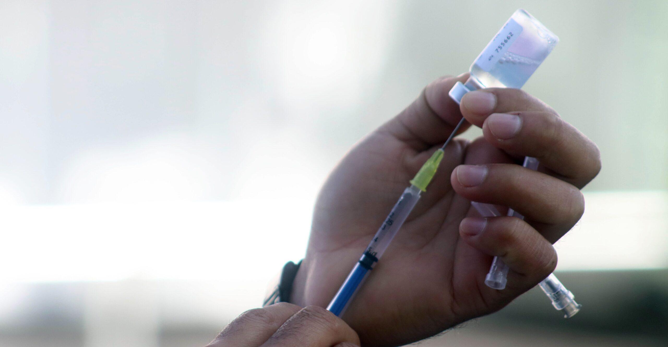 Cofepris tiene retenidos dos embarques de vacunas contra el sarampión, confirma López-Gatell