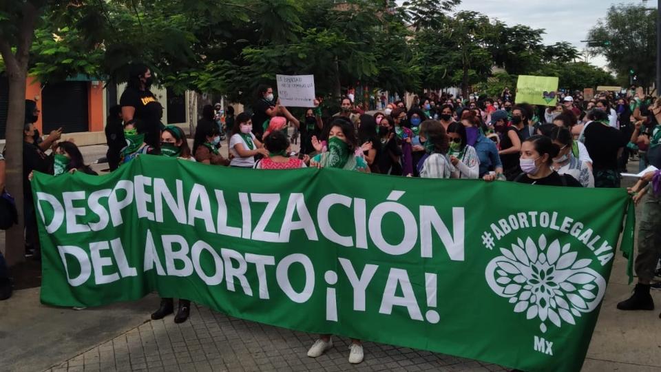 Rezos vs consignas feministas: así fue la marcha por la despenalización del aborto en Jalisco