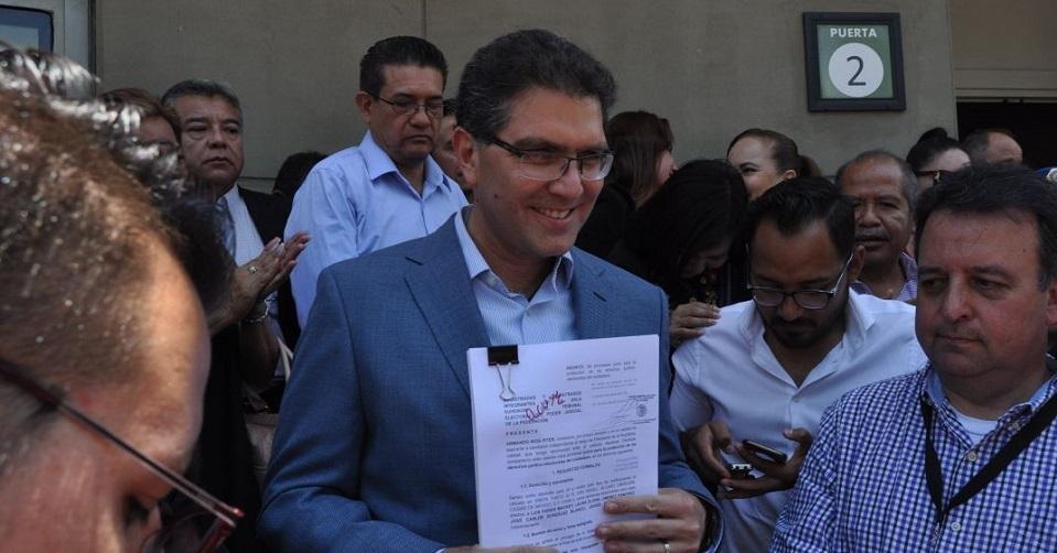 Ríos Piter acude al Tribunal Electoral; acusa que el INE violó sus derechos
