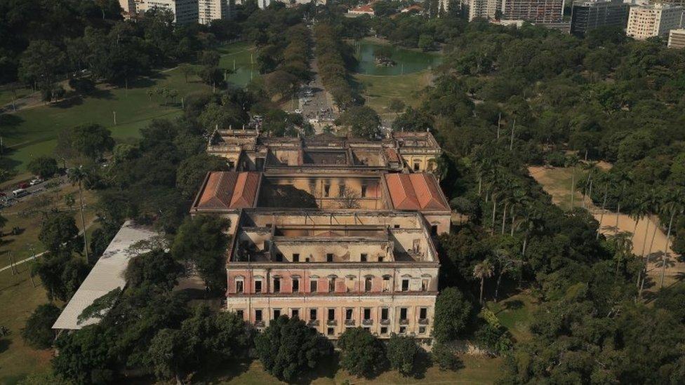 Museo Nacional de Brasil en Río de Janeiro: por qué algunos ven en el devastador incendio “una metáfora” de la situación actual del país sudamericano