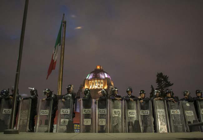 Policía del DF desaloja a la CNTE del Monumento a la Revolución (video)