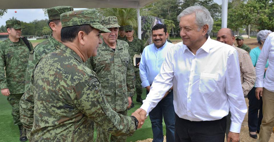 AMLO da más recursos al Ejército que Peña, pero reduce presupuesto a policías y prisiones