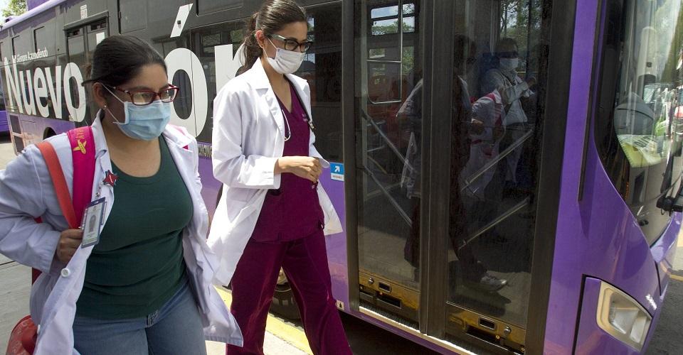 Estudiantes de medicina denuncian presión y chantaje para volver a hospitales