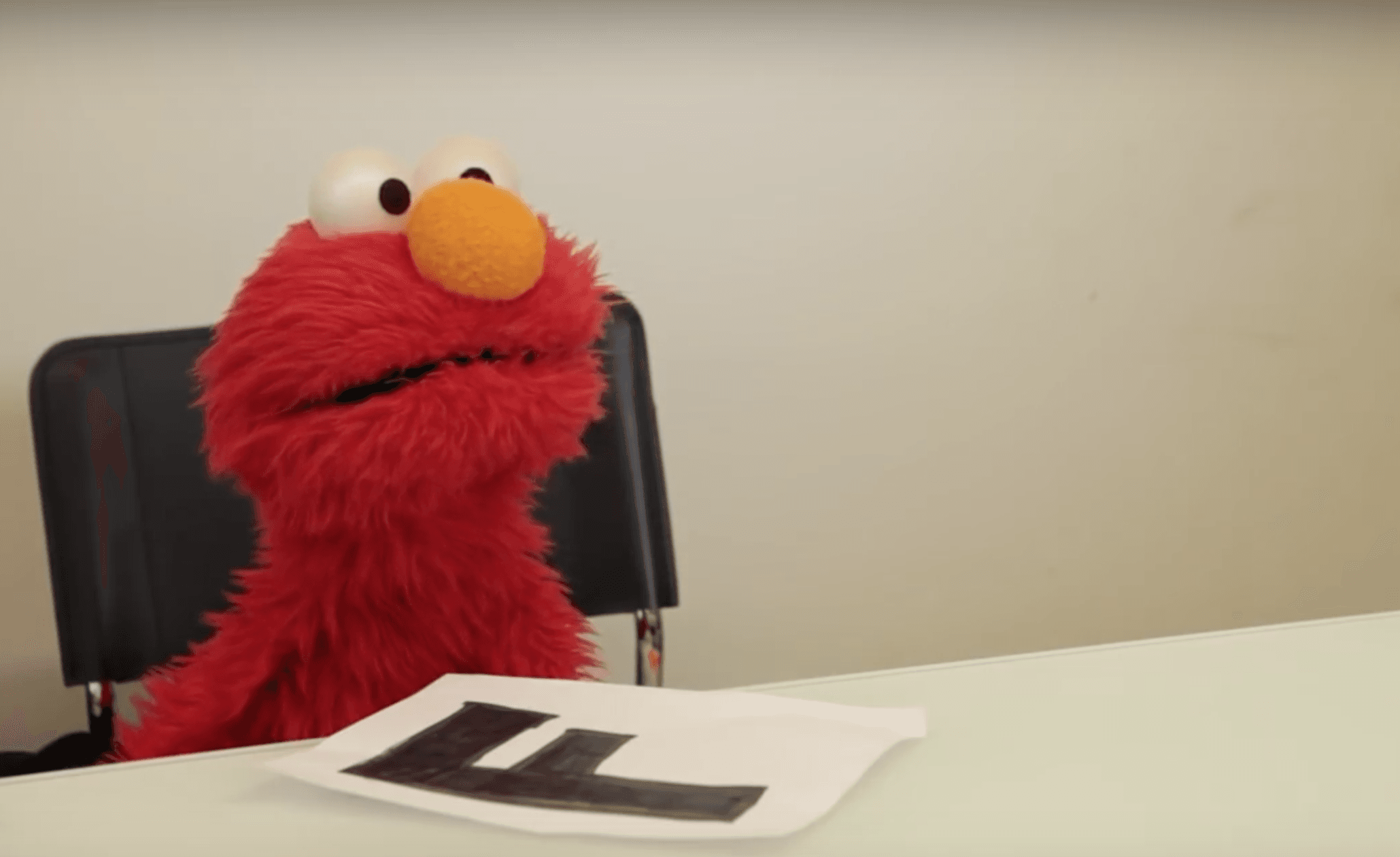 Elmo es despedido de Plaza Sésamo por culpa de Donald Trump (parodia en inglés)