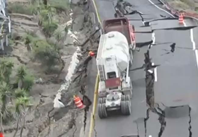 Colapsa carretera en Ensenada
