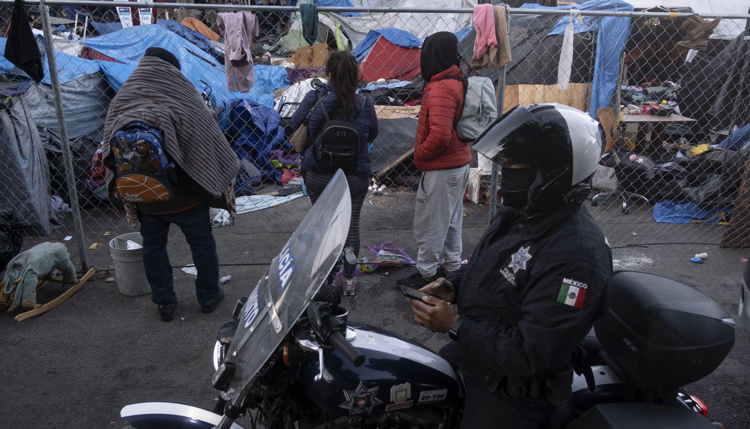 Autoridades locales destruyen campamento de migrantes en Tijuana; afirman que serán ‘reubicados’