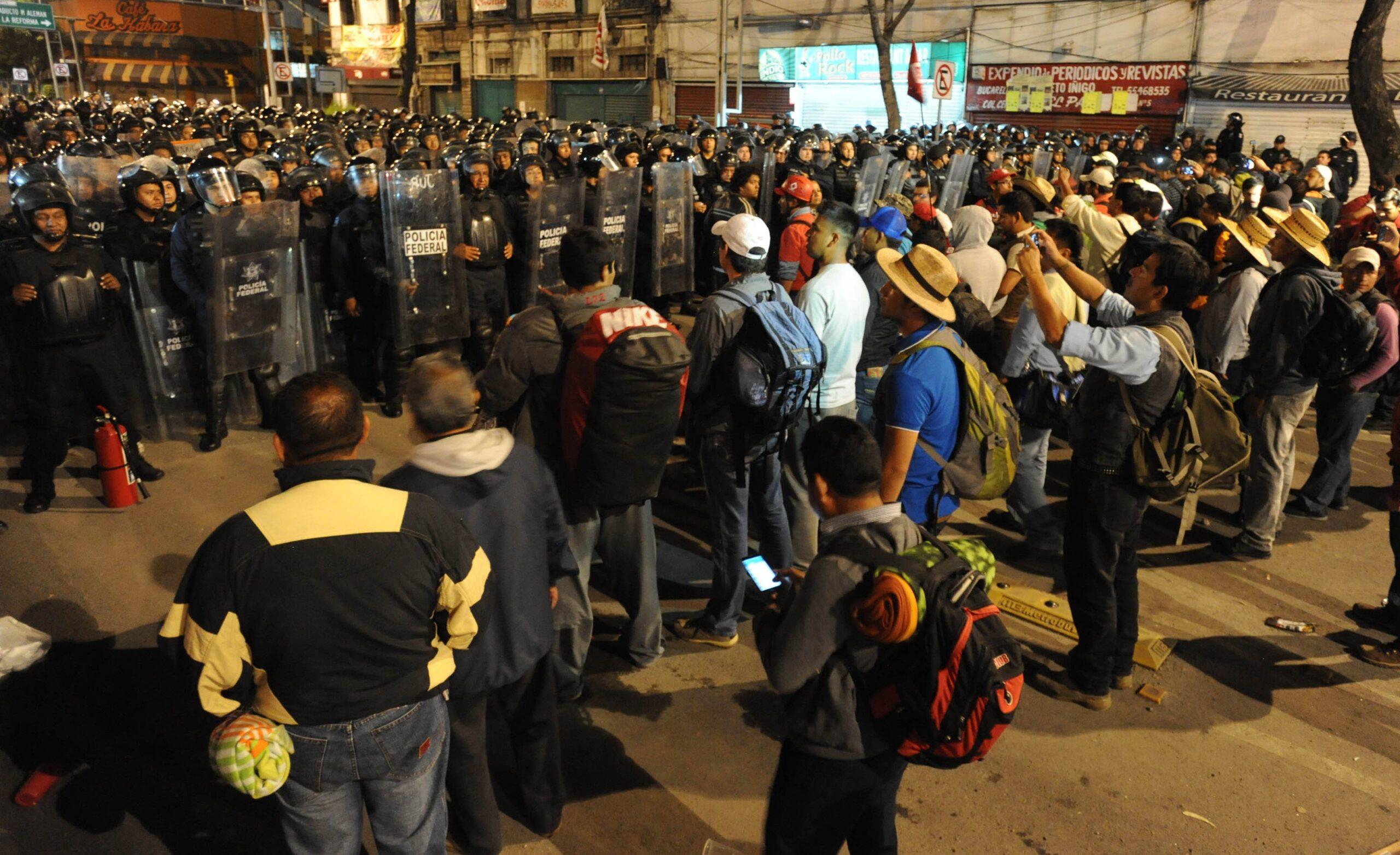 Policías desalojan a maestros de la CNTE de Gobernación, los repliegan a la Ciudadela