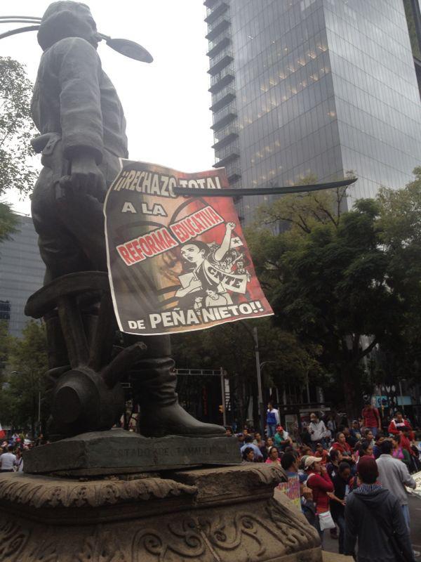 La marcha de la CNTE a Los Pinos (en imágenes)