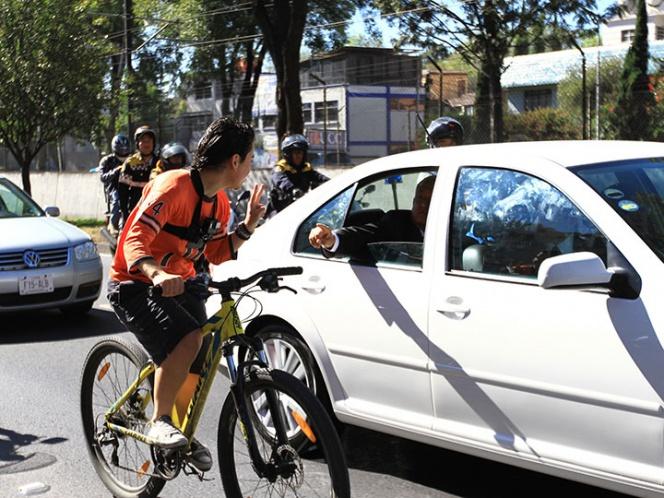 En ti confiamos, grita ciclista a López Obrador cuando iba rumbo a San Lázaro