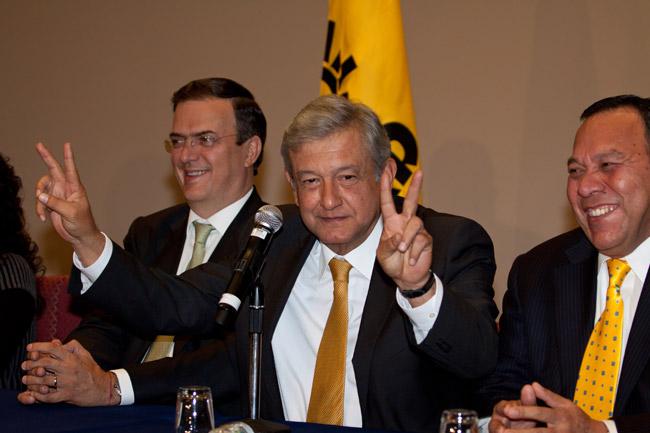 Se registra López Obrador como precandidato único del PRD rumbo al 2012