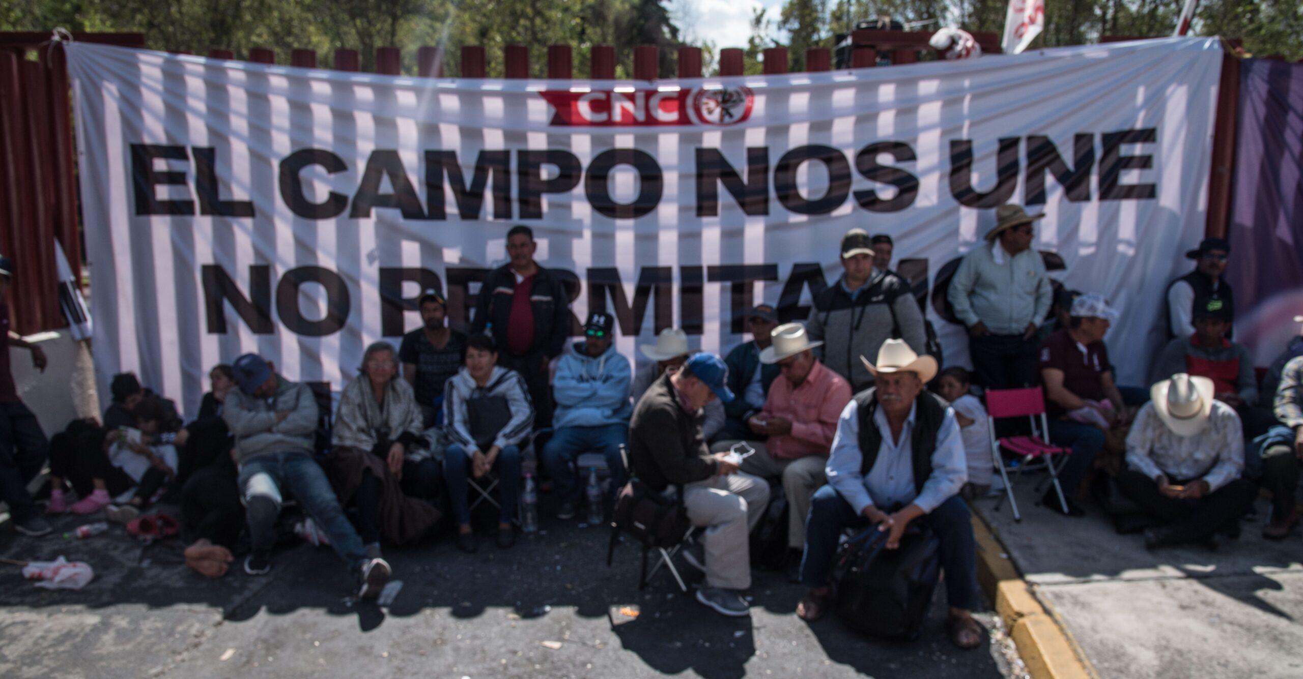 Policías cercan a campesinos en San Lázaro para evitar que marchen al Zócalo