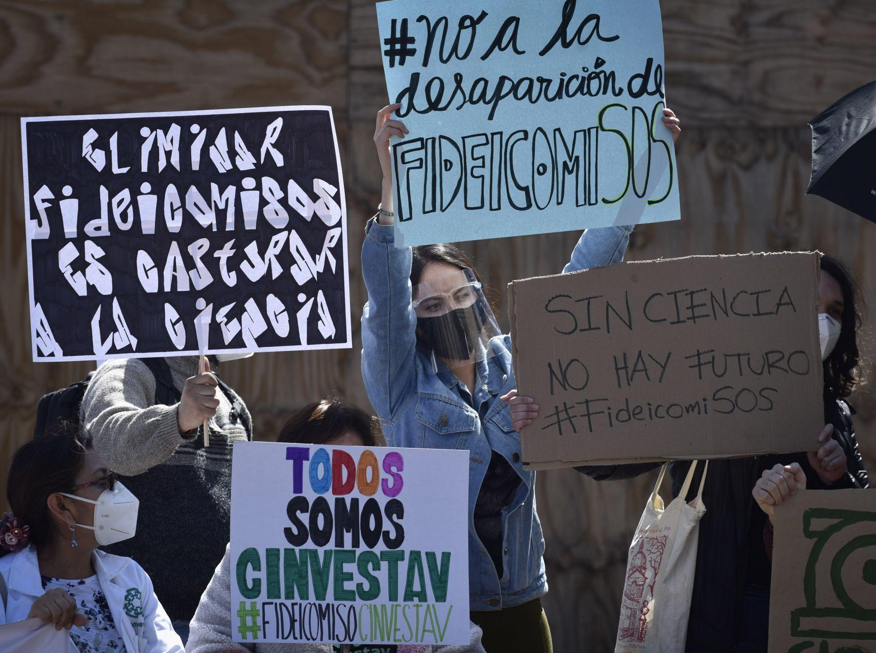 Bloquean accesos de San Lázaro y protestan contra desaparición de fideicomisos