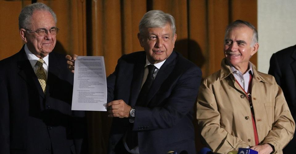 Estudios en inglés, reportes de 2015 y un libro, documentos de López Obrador para decidir sobre nuevo aeropuerto