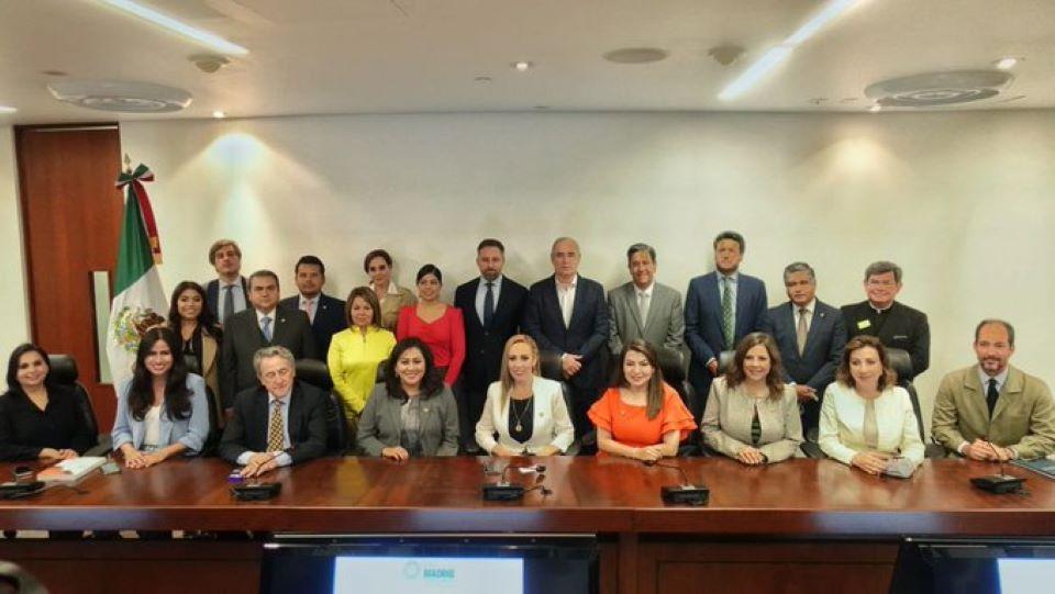 Senadores del PAN firman alianza con VOX, ultraderecha española; fue a título personal dice coordinador
