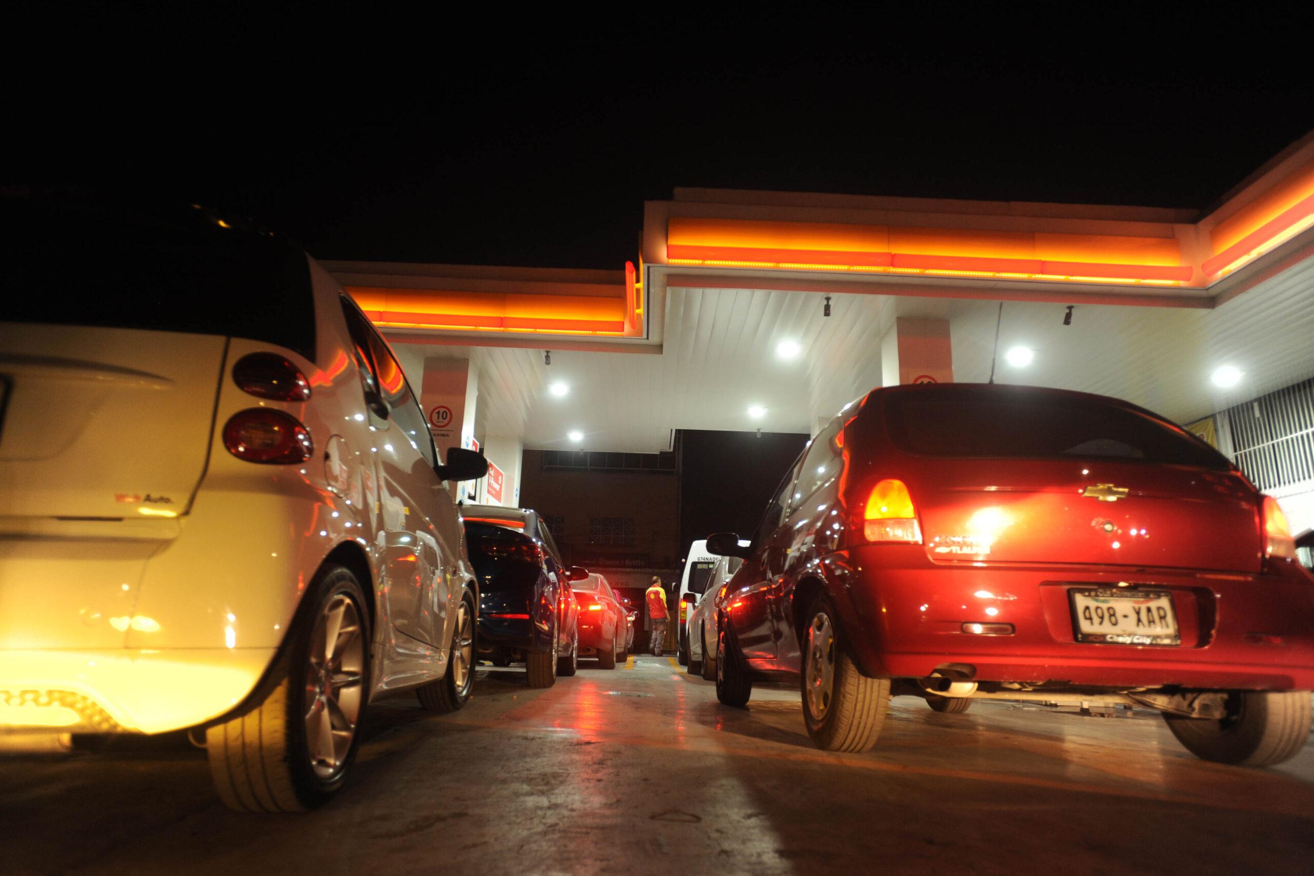 Falta combustible en 85 de 400 gasolineras de la CDMX, dice Sheinbaum; 140 estaciones cerradas en Toluca