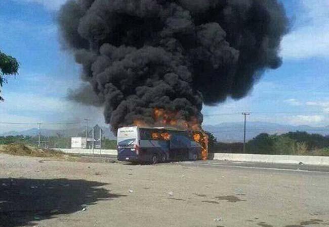 Queman autobuses y bloquean carreteras en Michoacán
