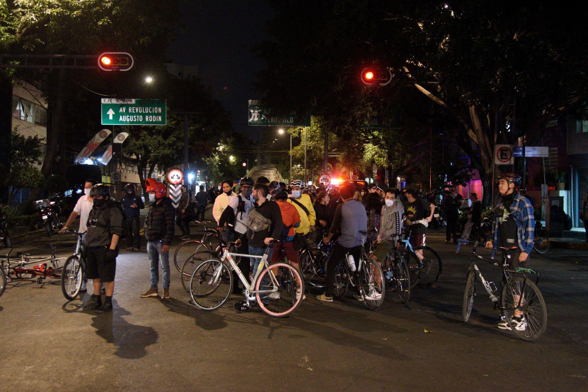 Suspenden a 11 policías de CDMX tras agresión contra ciclistas