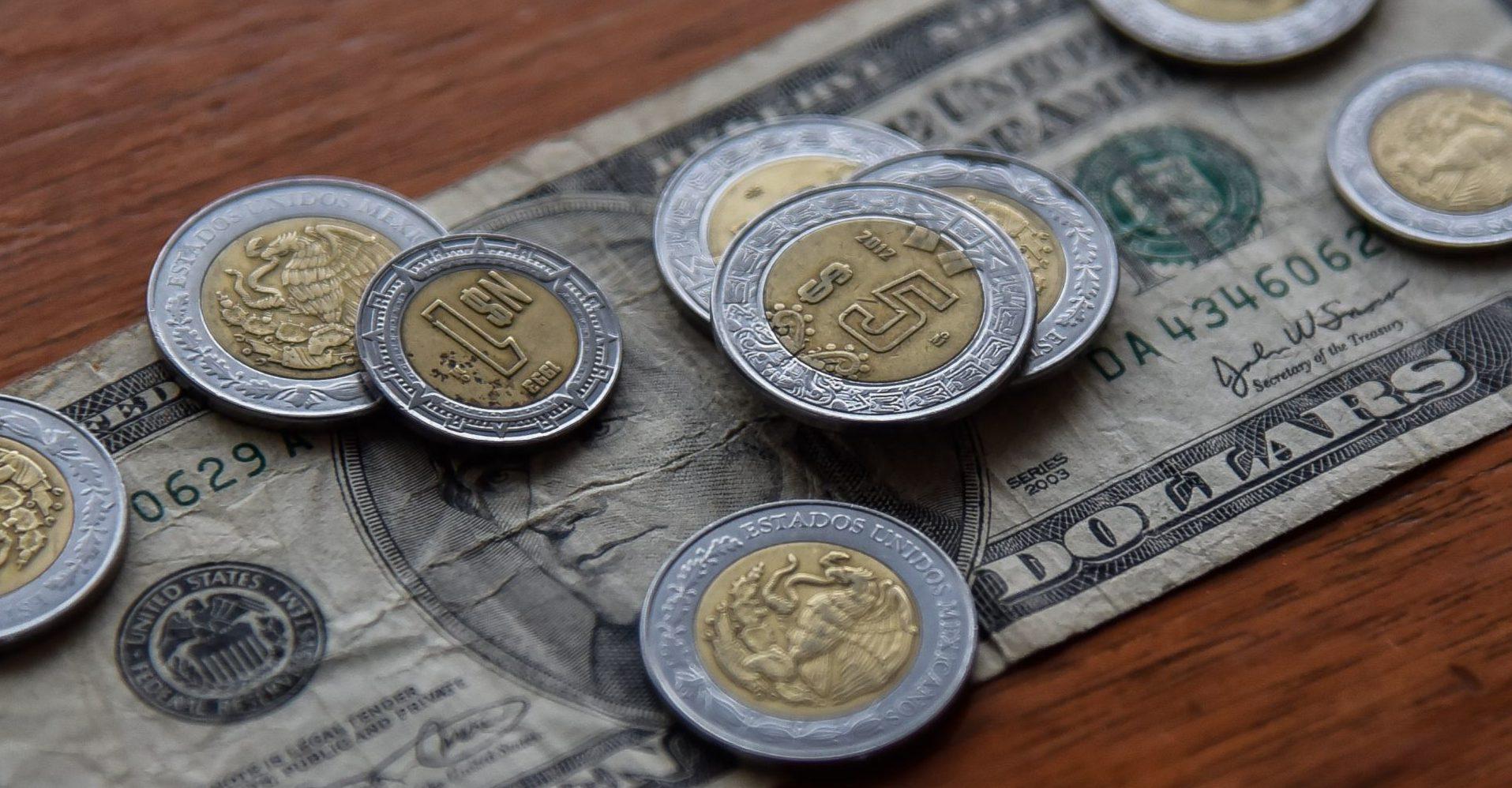 Dólar se cotiza en 24.42 pesos, mientras el precio del petróleo se recupera tras caída por el Covid-19