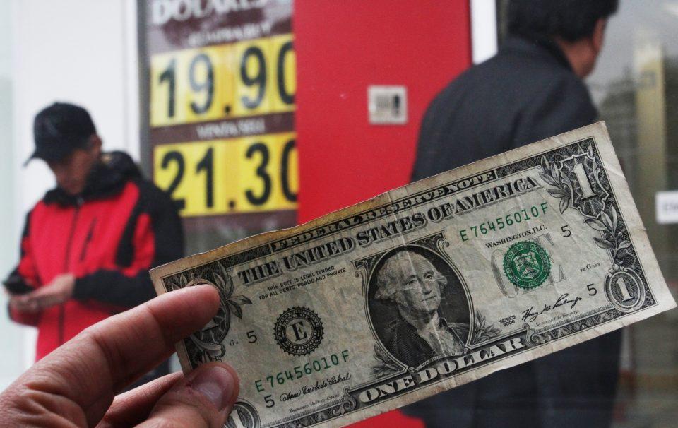 El peso gana terreno: el dólar baja de 18 pesos por primera vez en un año