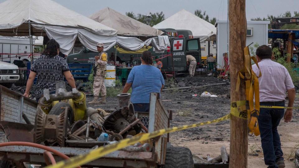 ‘Me duele la desesperación, no saber qué pasa:’ familiares de mineros atrapados conservan la fe en verlos vivos