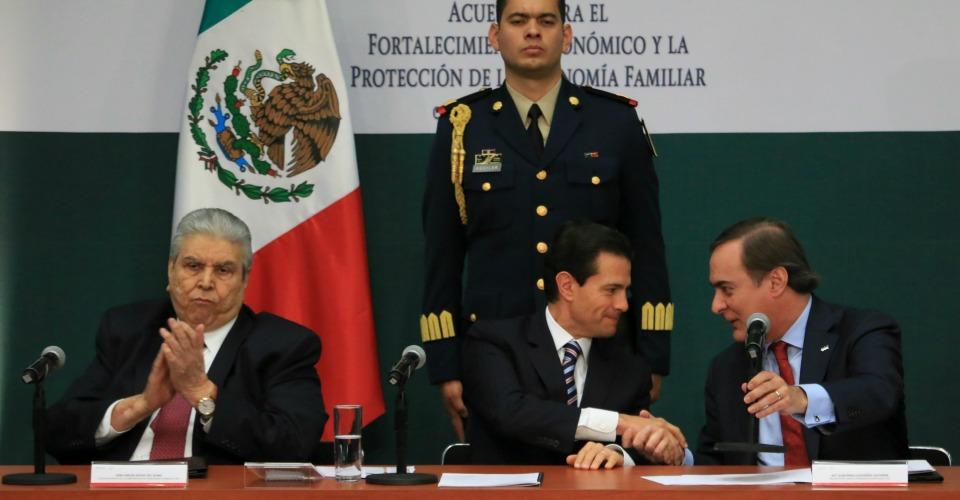 Los 37 acuerdos de Peña y empresarios contra el aumento de precios tras el gasolinazo