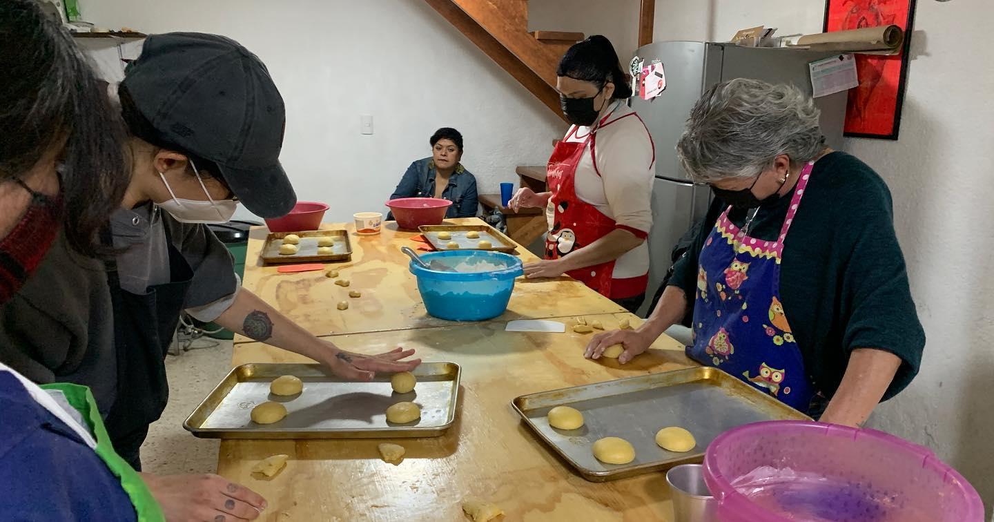 La panadería como terapia: en ‘Las Panas’, mujeres aprenden un oficio y crean redes solidarias