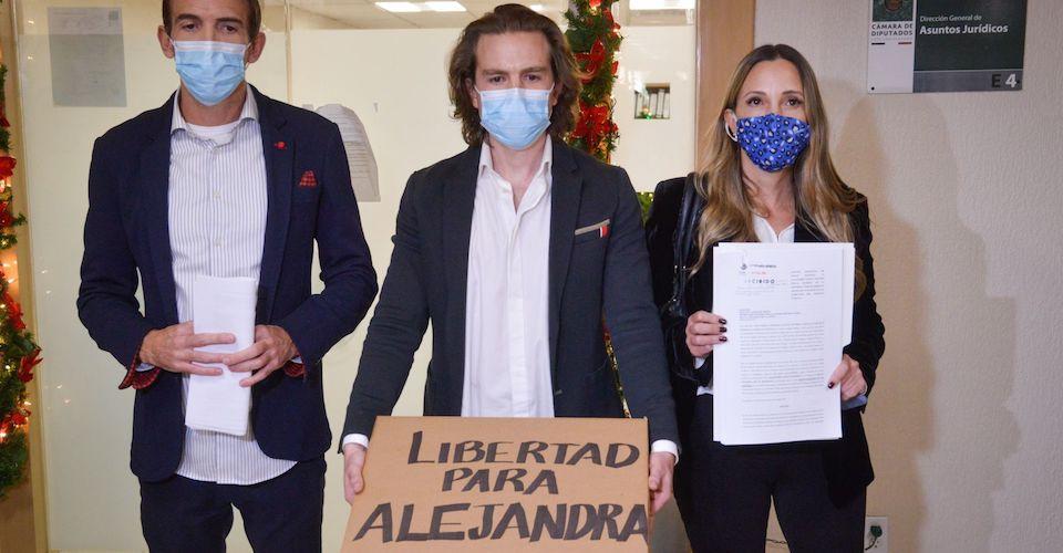 Hijos de Alejandra Cuevas piden a AMLO intervenir para frenar presuntos abusos de la FGR en caso Gertz