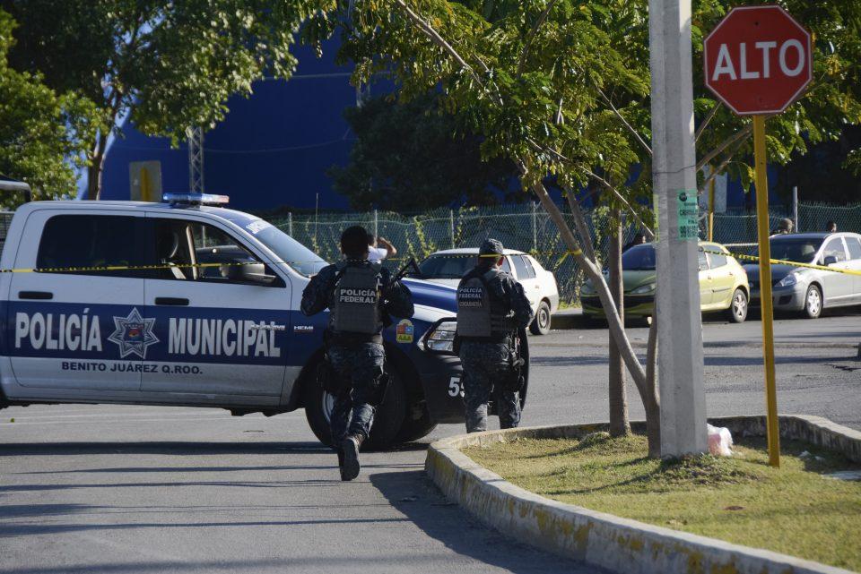 Atacan a balazos la Fiscalía de Quintana Roo en Cancún; hay 4 muertos, dice el gobernador