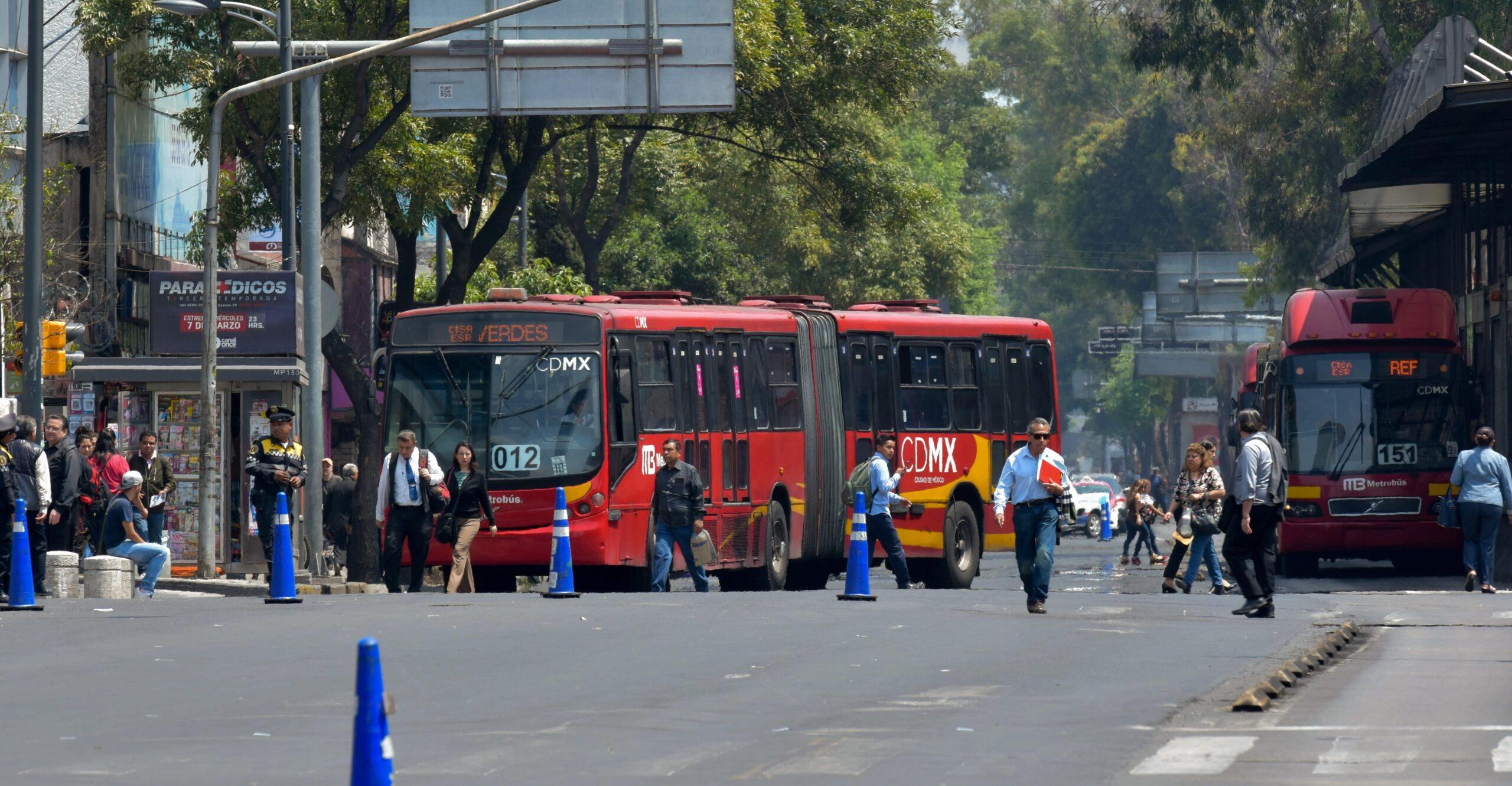 Taxi invade carril confinado y choca contra Metrobús; hay 13 heridos