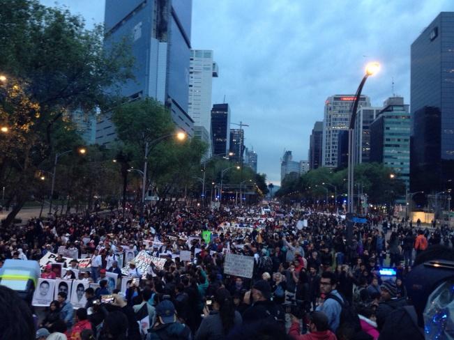 Así fue la marcha pacífica por Ayotzinapa en el DF