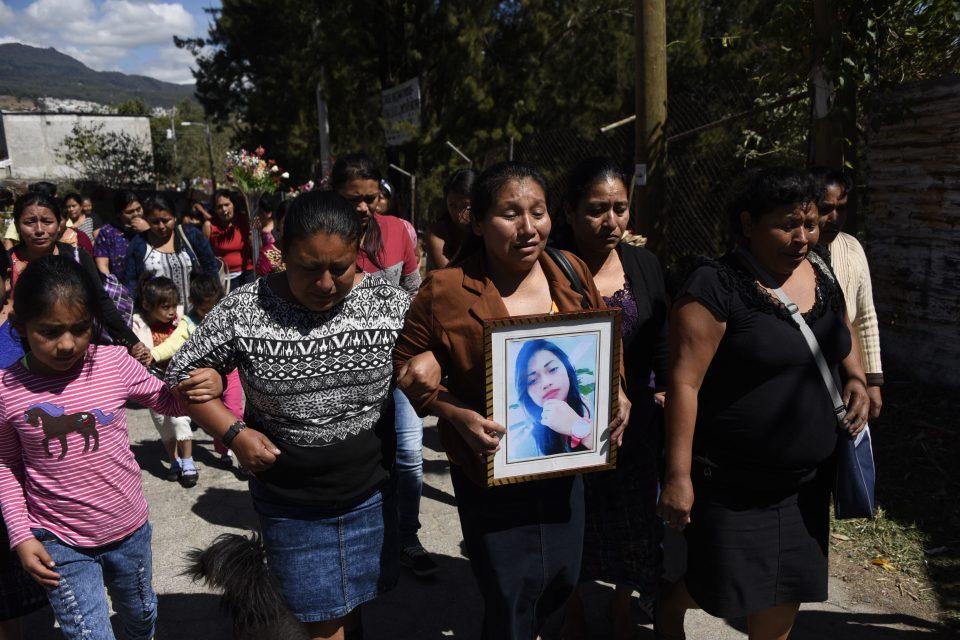 Murieron de indiferencia: miles protestan en Guatemala por las 38 niñas muertas en un refugio