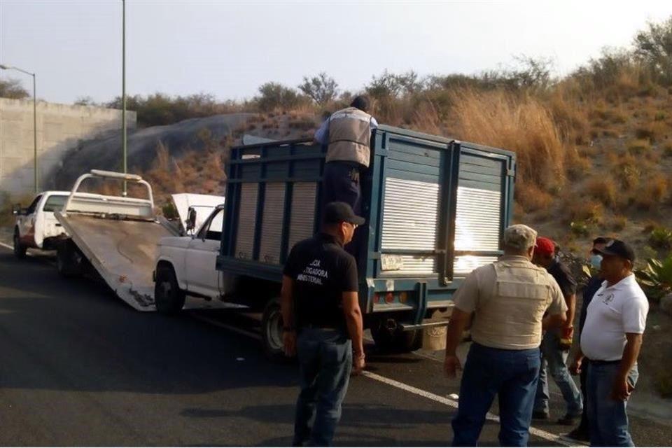 Abandonan una camioneta con 9 cuerpos en Tixtla, Guerrero