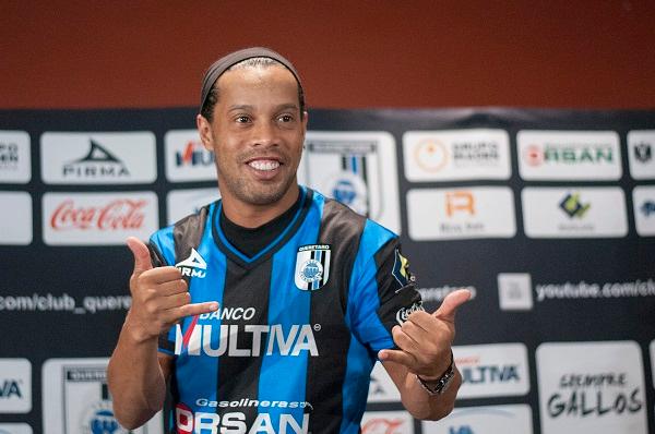 Ronaldinho le desea suerte a Cuauhtémoc Blanco en su campaña