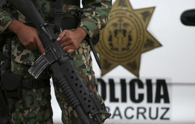 Bloquean carretera familiares de policías desaparecidos en Veracruz
