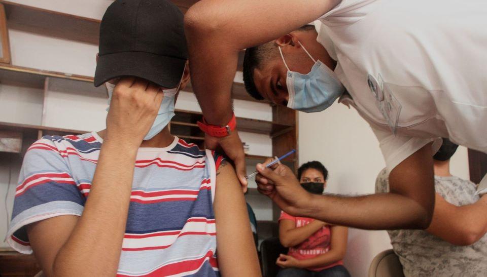 Comienzan a vacunar contra COVID a menores de Nuevo León en Texas