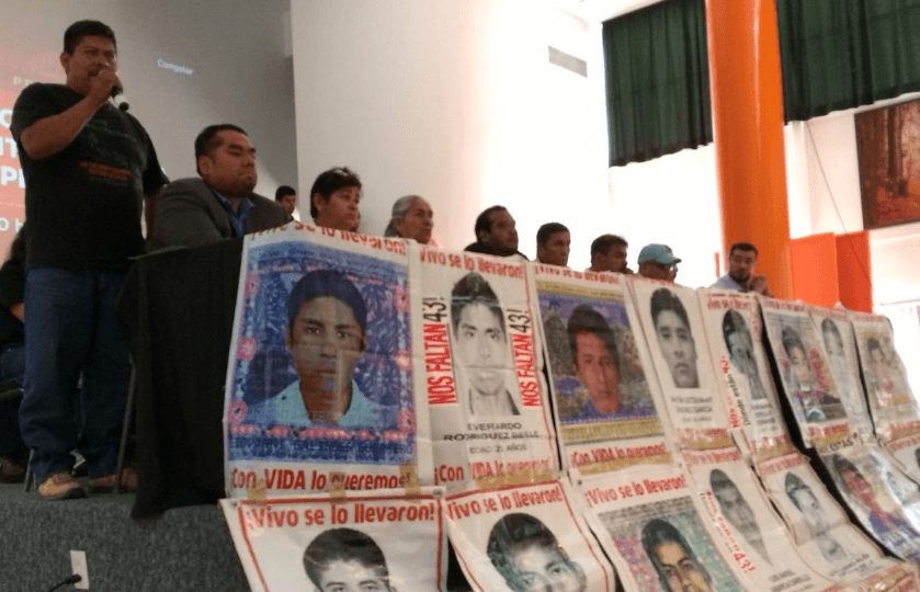 Familiares de los 43 normalistas desaparecidos piden a López Obrador fijar una ruta de trabajo