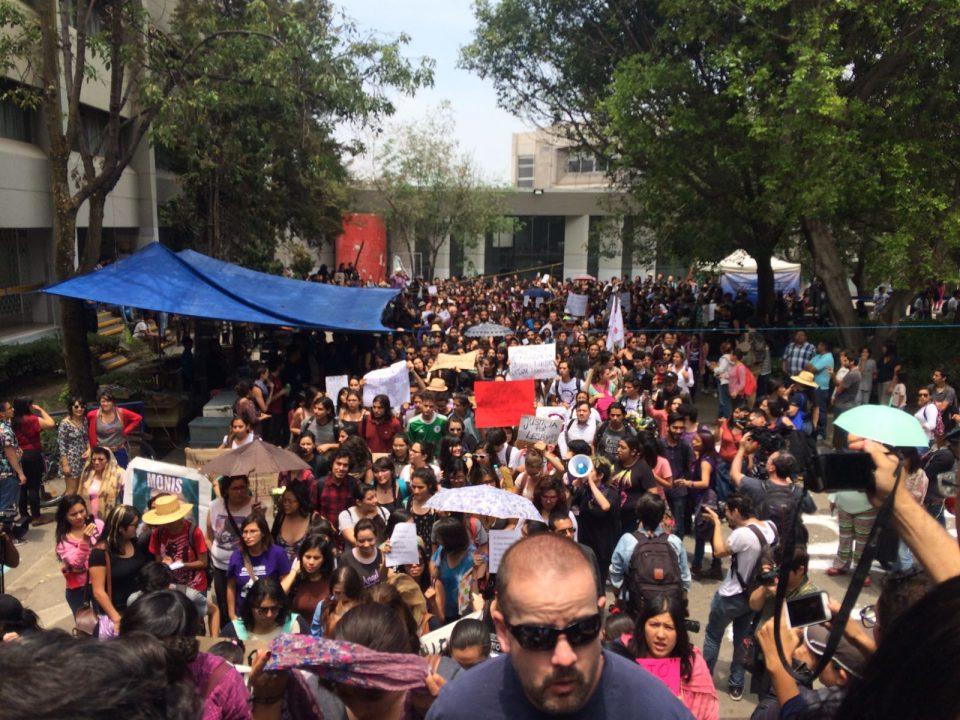 Cientos marchan en la UNAM para exigir justicia, seguridad y el fin de los feminicidios