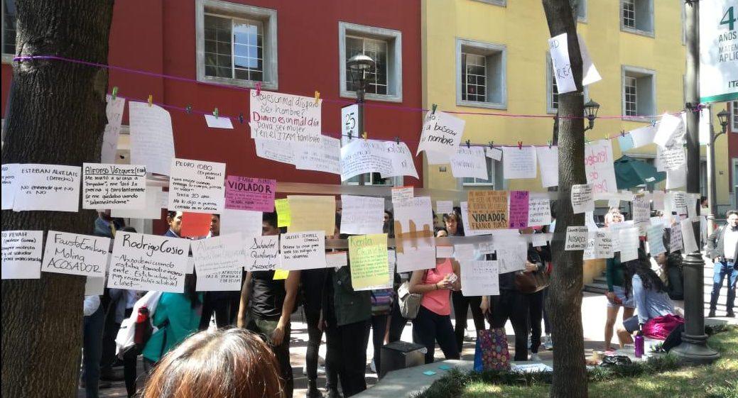 Alumnas del ITAM protestan por retiro de tendedero de denuncias; escuela pide acusar formalmente